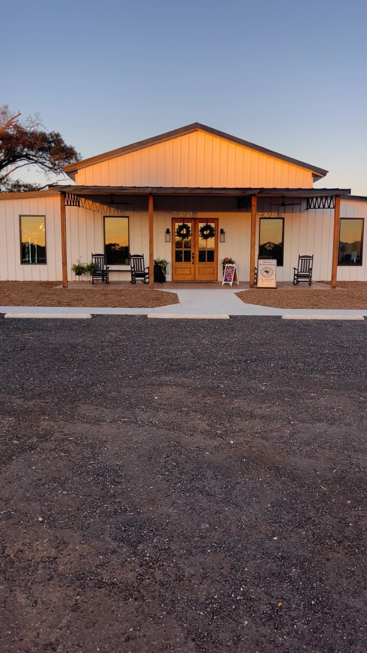 The T.E. Market storefront at dusk